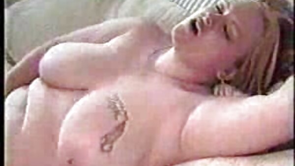 Убава посиночка Кејт Блум цица дебел пенис на откачен маќеа во жешка POV сцена
