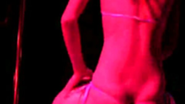 Сексапилната русокоса Ариел Андерсен раскажува еротски приказни кои светкаат со влакнести грабежи
