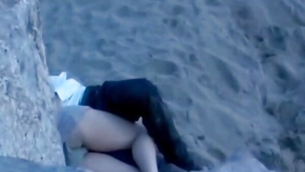 Убавата млада масерка Ела Круз го подмачкува своето тело и прави интимна масажа
