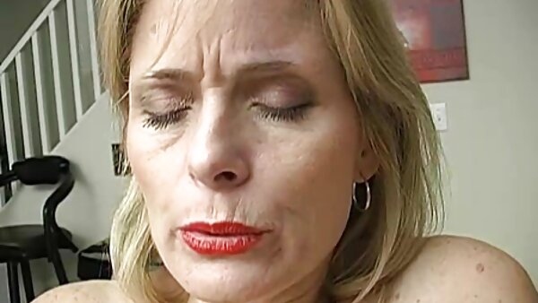 Мега бујната русокоса мајка Алура Џенсон го проголта Би-Би-Си низ фантастична дупка