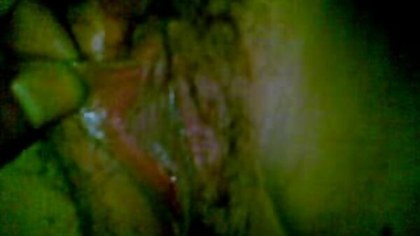 Жешката бринета Лекси Дона ја растегнува пичката со вагинален спекулум